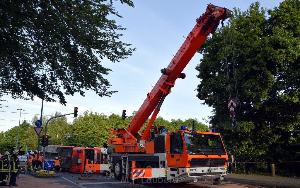 TLF 4 umgestuerzt Koeln Bocklemuend Ollenhauer Ring Militaerringstr P093.JPG - Miklos Laubert